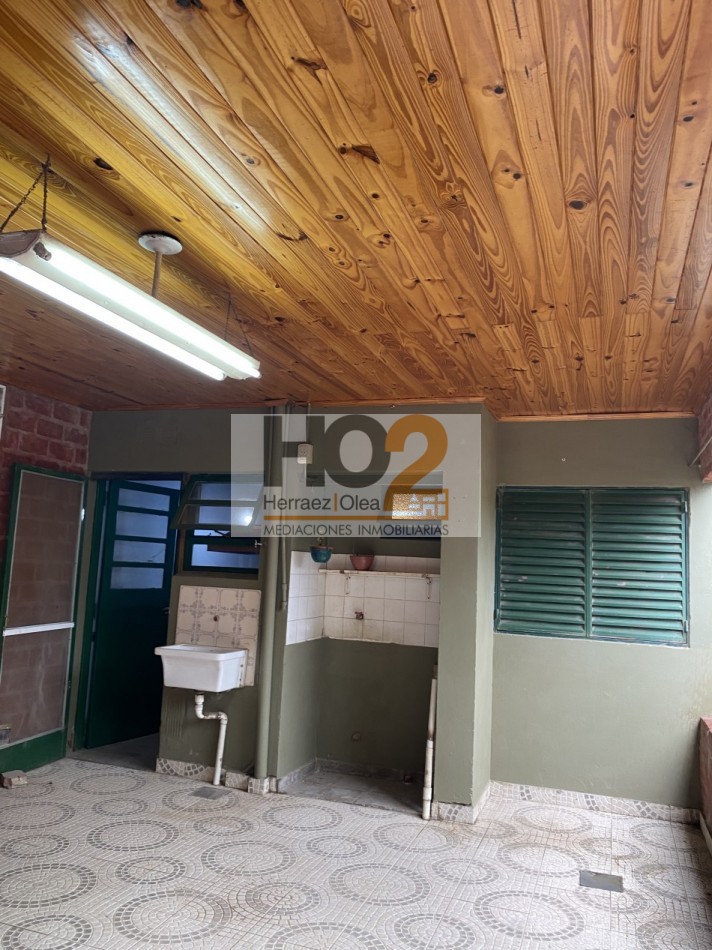 BARRIO ESMERALDA SUR. CASA DE 3 DORMITORIOS Y LUGAR PARA AUTO