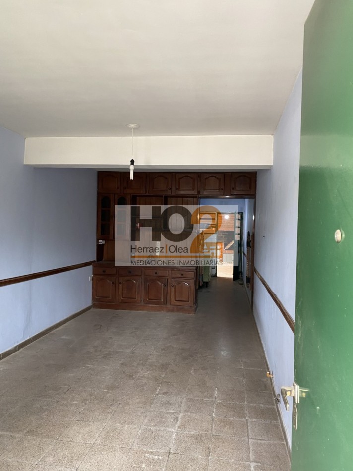 BARRIO ESMERALDA SUR. CASA DE 3 DORMITORIOS Y LUGAR PARA AUTO