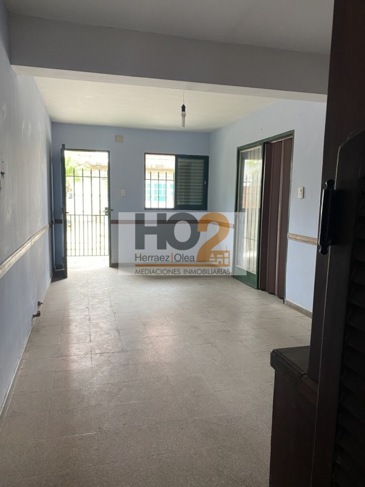 BARRIO ESMERALDA SUR. CASA DE 3 DORMITORIOS Y LUGAR PARA AUTO